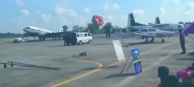 【影】泰國兒童節戰機表演突墜毀 駕駛身亡 | 華視新聞