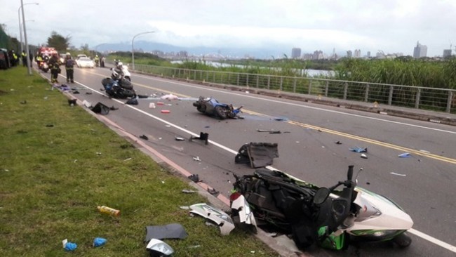新莊越堤道追撞車禍 5人受傷其中1人命危 | 華視新聞
