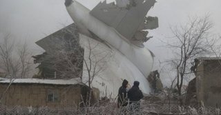 【影】土航貨機吉爾吉斯墜毀 波及民宅35死