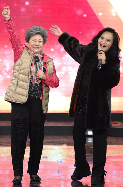 包偉銘前妻20年見兒2次「很想他!」 | 吳敏與康雅嵐上台獻唱。圖／資料照。