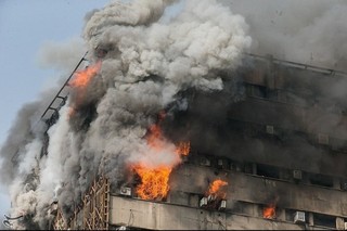 德黑蘭摩天樓大火 30消防員為救援喪生