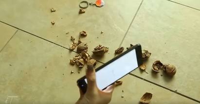 【影】Nokia智慧型手機 她測試耐摔結果.. | 