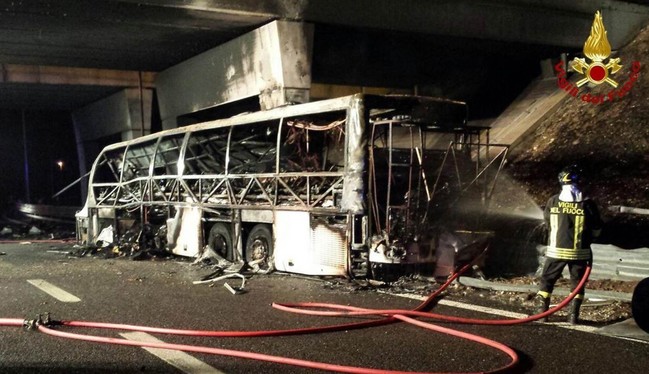 【影】義大利巴士撞護欄起火 16人燒成焦屍 | 華視新聞