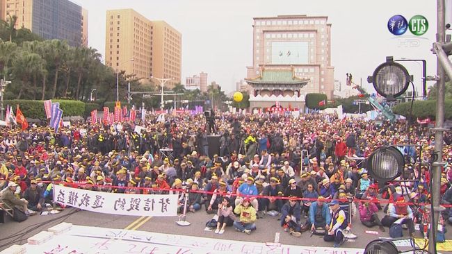 抗議年金改革 上千民眾群集凱道怒吼 | 華視新聞