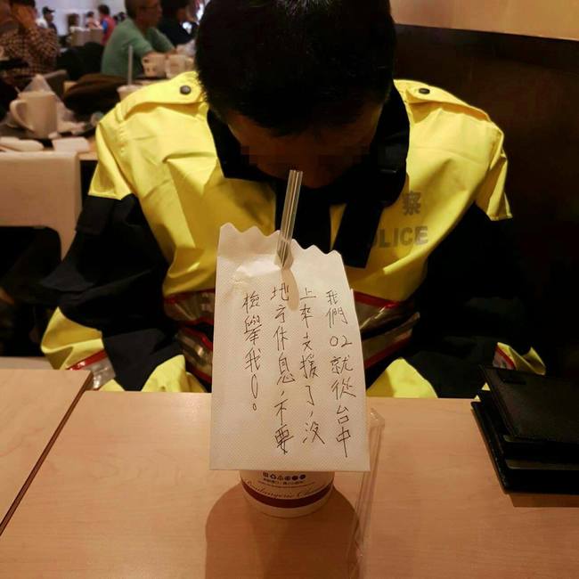 警察餐廳打盹還怕檢舉 心酸紙條網友心疼 | 華視新聞
