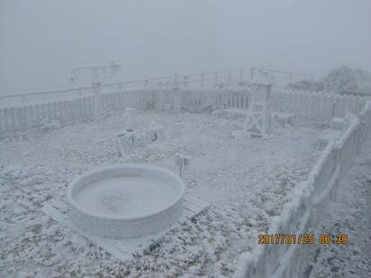 【影】玉山下雪了! 今上半天還有機會看雪 | (翻攝中央氣象局)