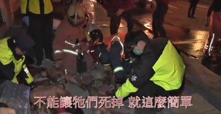 【影】暖男小隊長下令救毛孩 喊"不要讓牠們死掉"