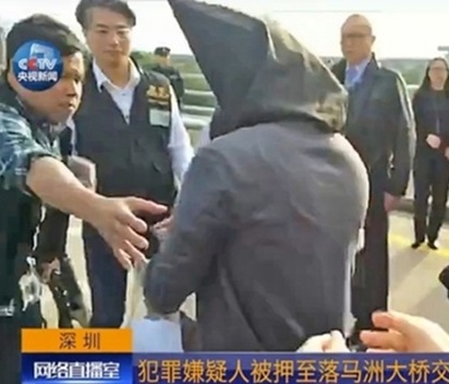 空姐赤裸遭殺害藏衣櫃 前男友深圳落網 | 莫姓前男友今天被移交香港警方。翻攝自央視。