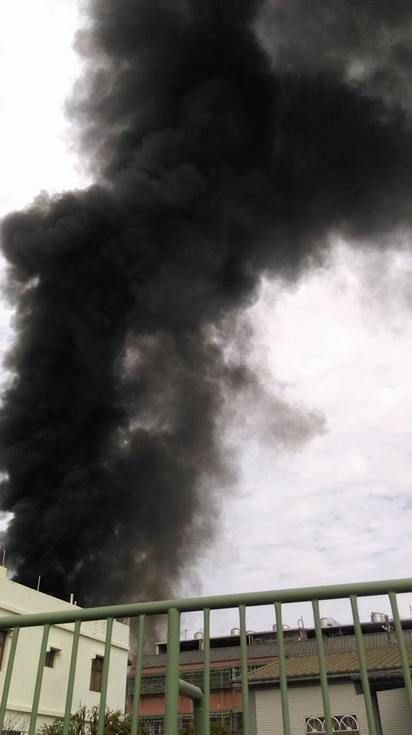【影】桃園汽車回收廠起火 消防員搶救中 | 濃煙相當多。