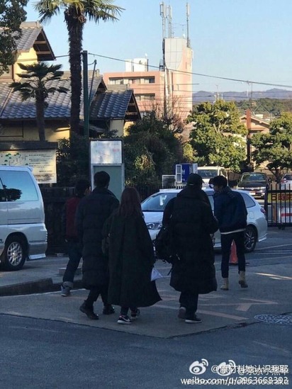 "我們上新聞了" 楊丞琳李榮浩同遊京都 | 3人走在街頭。