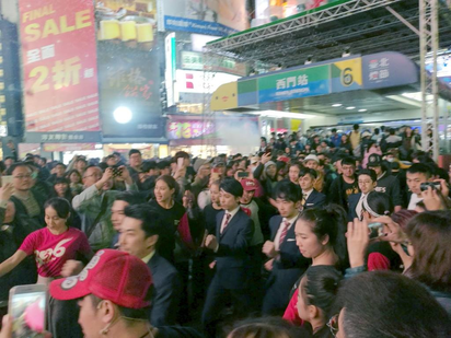 【影】台北燈節二日 西門站將管制 | 西門捷運站將視人潮狀況實施管制，只進不出。