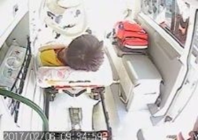 洗車工遭機器夾傷 右腳骨折開刀中 | 華視新聞