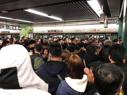 【更新】香港地鐵遭人縱火16傷  1名台灣旅客受傷送醫 | 事發後香港地鐵緊急疏散