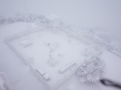 【影】玉山降雪9小時 積雪2.3公分成雪白世界 | (中央氣象局提供)