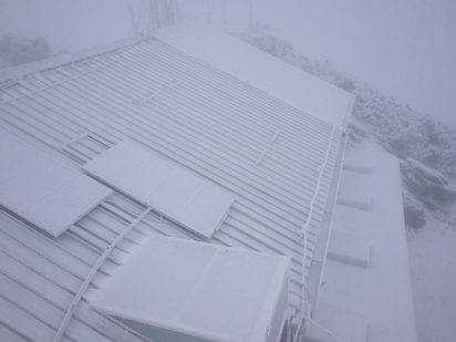 【影】玉山降雪9小時 積雪2.3公分成雪白世界 | (中央氣象局提供)