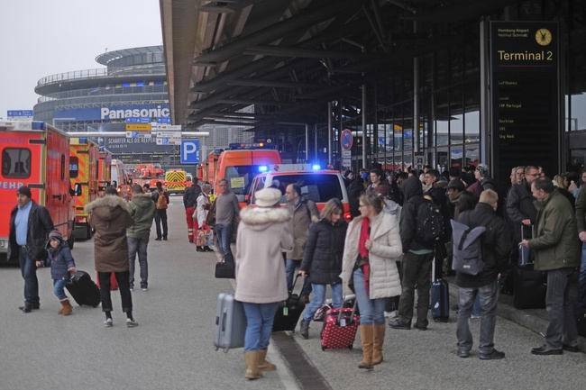 德漢堡機場出現異味 50人不適百名旅客疏散 | 華視新聞