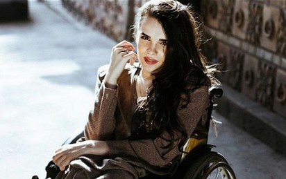 烏克蘭輪椅女模 不向命運低頭勇闖時尚圈【圖】 | 