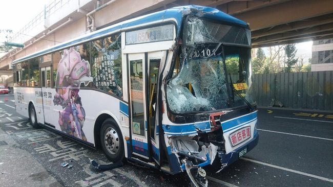 北市基隆路公車追撞 7乘客跌倒受傷送醫 | 華視新聞