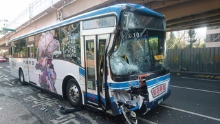 北市基隆路公車追撞 7乘客跌倒受傷送醫