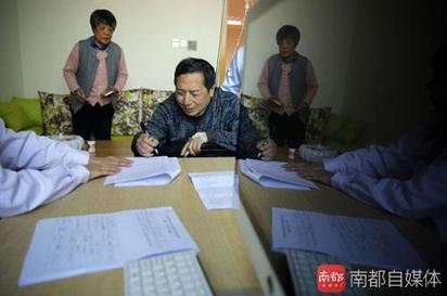 北京72歲男動變性手術 妻:只要他好就行了 | 辛玥簽下手術同意書。