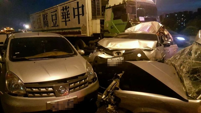 【影】中山高182K車禍 8車追撞嚴重回堵 | 華視新聞