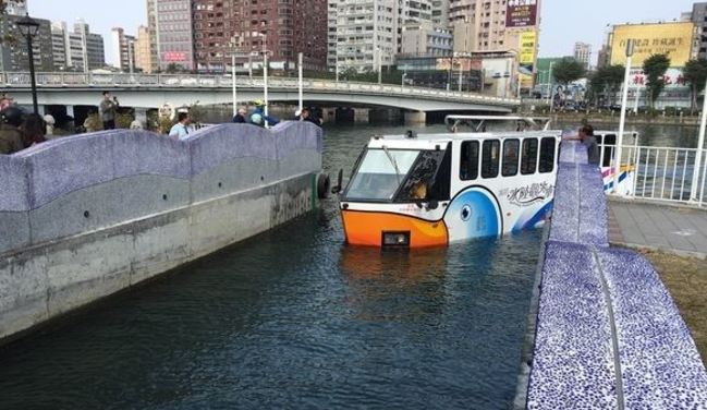 高雄愛河鴨子船又故障 23乘客受困1小時 | 華視新聞