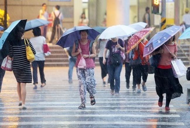 【華視最前線】今天出門要帶雨具! 全台悶熱有雨 | 華視新聞