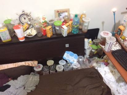 菸屁股+飲料杯 租屋客房間垃圾淹沒地板 | 床頭櫃都是喝過的飲料杯。