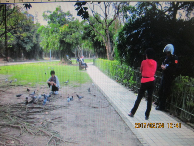 公園駐警勸導取締民眾餵食野鴿。(公園處提供)