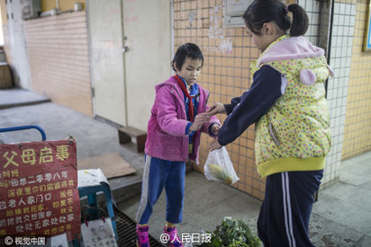重病就扔掉? 9歲孤女賣菜尋親 真相超催淚 | 賣菜尋父母。(翻攝人民日報微博)