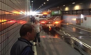 旗津過港隧道車禍 拖板車貨車橫跨2車道回堵