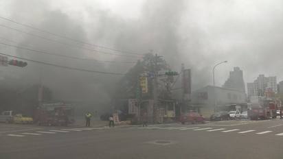 【影】北市南港1鐵皮屋大火 警消趕往搶救 | 鐵皮屋大火。
