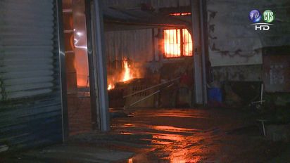 新竹泡棉工廠深夜大火 火光濃煙竄天際 | 