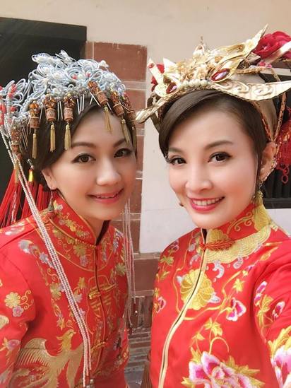 女星拍片遇生理期 竟血崩昏倒緊急送醫 | 江泳錡(右)和苗真(左)在戲說台灣飾演雙胞胎。翻攝自臉書。