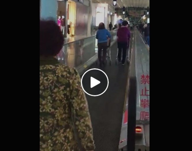 【影】"人要向前走,停步等於退步" 大媽在機場告訴你 | 華視新聞