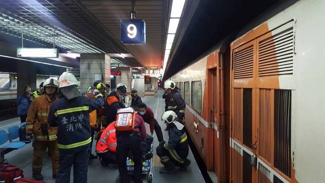台鐵萬華站1人落軌 2列次750人行程受影響 | 華視新聞