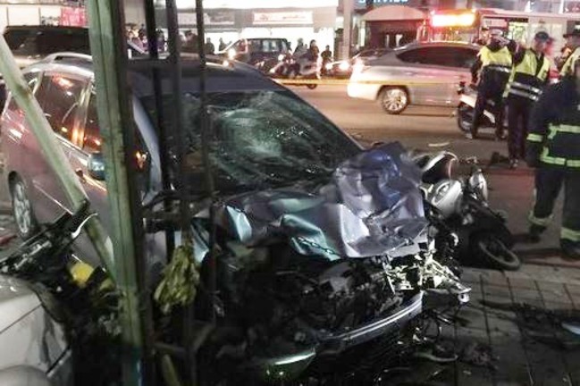 快訊!  新莊轎車暴衝 12人輕重傷1人命危 | 華視新聞