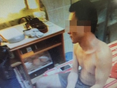 型男啃老15年 吸毒被逮先穿20萬西裝 | 警方獲報到場時，陳嫌打赤膊、神情恍惚坐在床上。翻攝畫面
