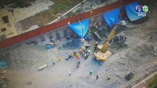 【影】台中工地圍牆倒塌 1工人活埋已平安救出