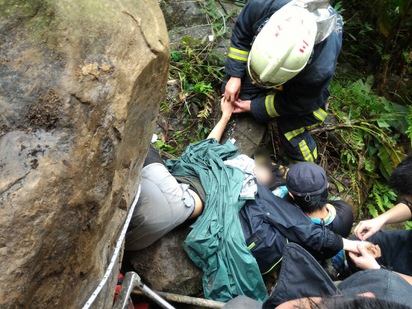 三峽女登山客遭落石砸中 已脫困意識清楚 | 女子腳被落石壓住。