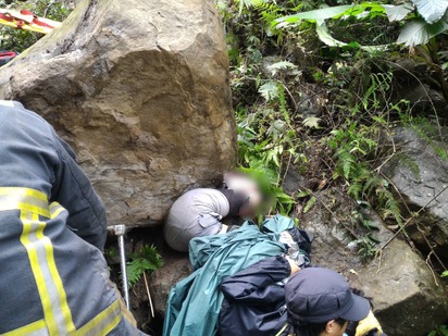 三峽女登山客遭落石砸中 已脫困意識清楚 | 消防人員協助救援。