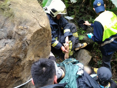 三峽女登山客遭落石砸中 已脫困意識清楚 | 女子已脫困，將送下山治療。