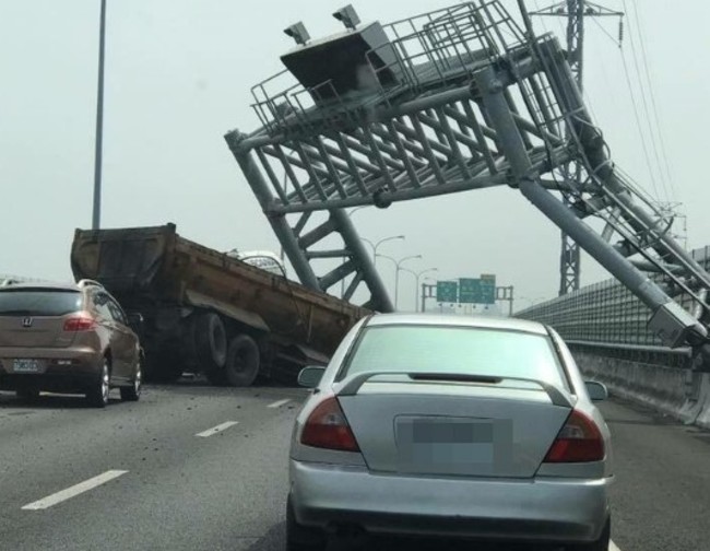 【影】貨車撞顯示器高架 駕駛送院74快速道路塞 | 華視新聞