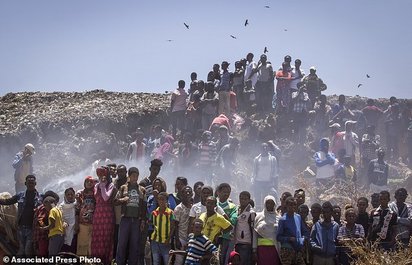 衣索比亞"垃圾山"倒塌50死 數十人生死未卜 | (翻攝美聯社)