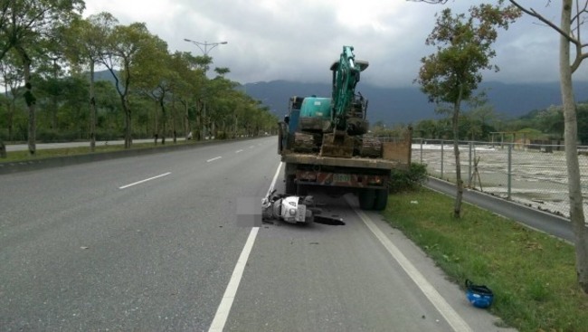 花蓮機車撞卡車 1死2重傷 | 華視新聞