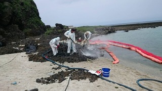 綠島油污清理大作戰 高壓清洗機具投入清污