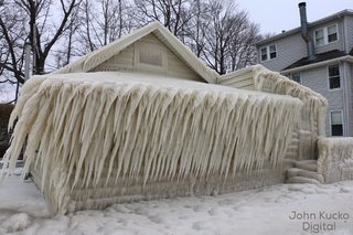 【影】冰雪奇緣真實上演 美暴風雪房屋被冰凍