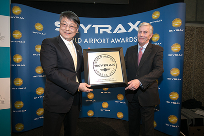 打敗日、韓 桃機獲世界最佳機場服務人員獎 | 桃園國際機場公司董事長曾大仁領獎。