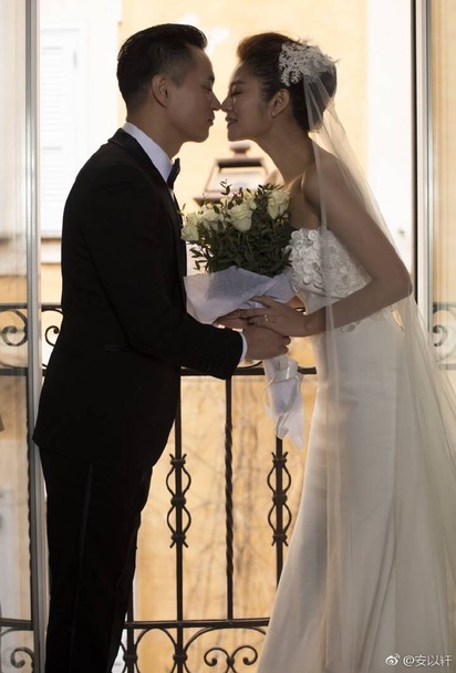 安以軒嫁百億CEO! 微博宣布"我們結婚了" | 2人甜蜜婚紗照。