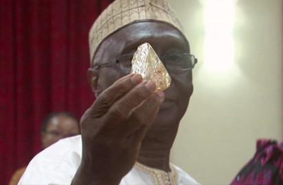 挖到的706克拉大鑽石 非洲牧師決定送總統 | 